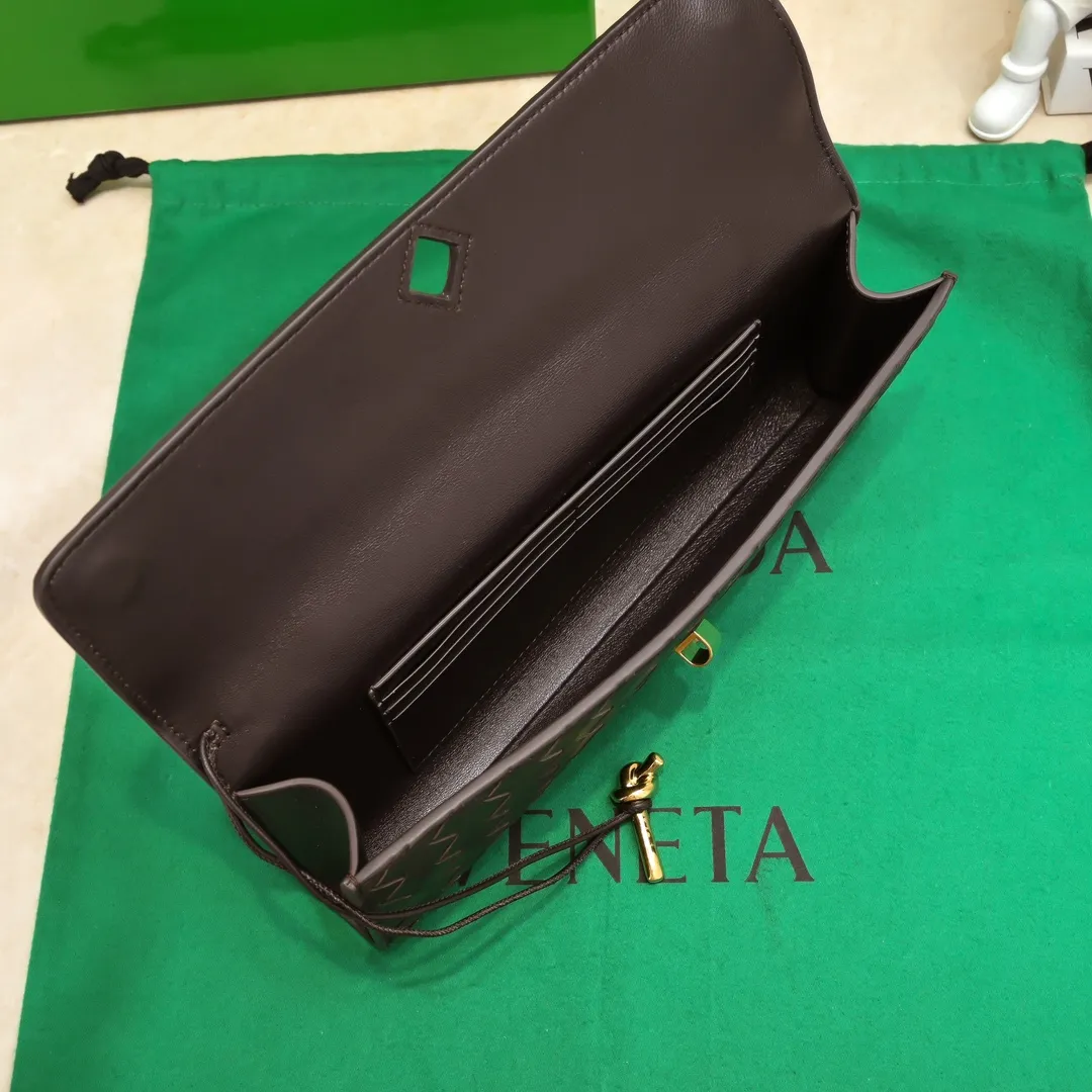 The batch of 1360 BV Andiamo evening handbags has been heavily planted again~ The designer aesthetics in the era of economic downturn are back. I fall in love with it at first sight and can't put it down. It's so beautiful and full of aura. The shape and texture are very competitive. It's light in weight and has sufficient capacity. It's a must-have for fashionistas. It's suitable for many occasions, minimalist, high-end and light luxury. Model No.: 741511 Size: 31*13*3cm